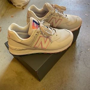 New balance tennis shoes